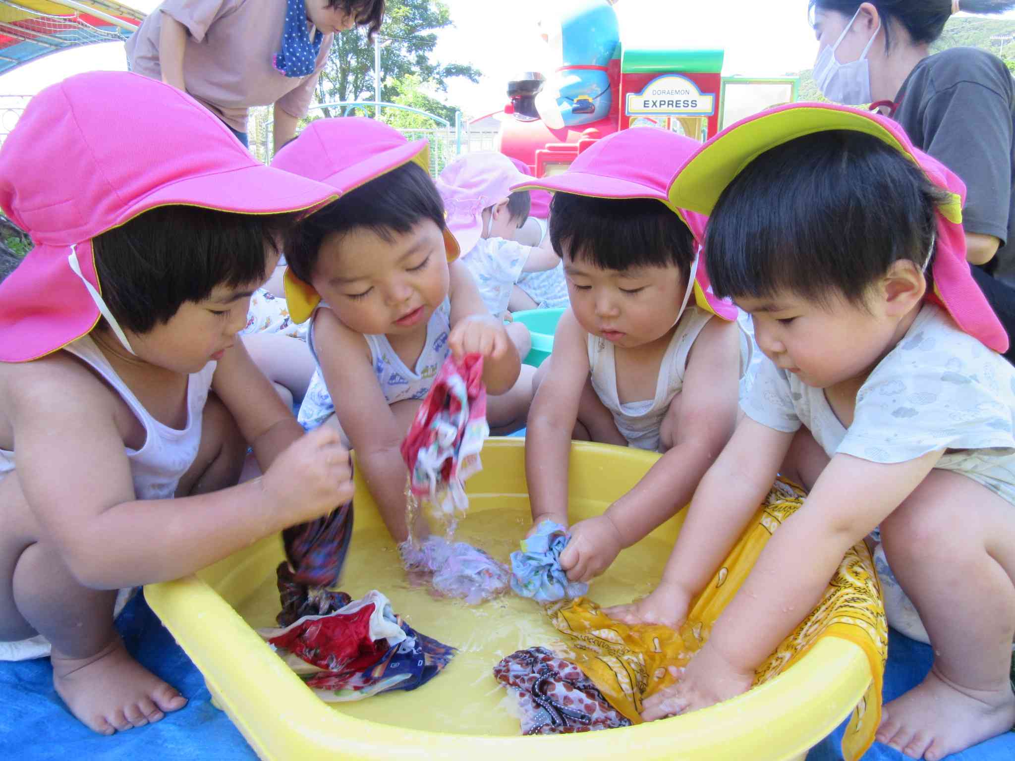 プール遊び、冷たいね！